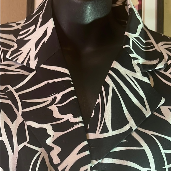 Laura Scott Black and White Graphic Blazer - Picture 5 of 7